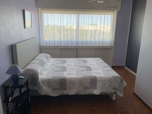 2 bedrooms - Spacious 3-room apartment with air conditioning, parking, sea view (Port Camargue)