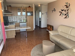 TV - Spacious 3-room apartment with air conditioning, parking, sea view (Port Camargue)