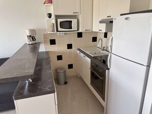Frigorifero, microonde, forno, piano cottura