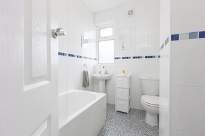 Hair dryer, towels, soap, toilet paper - Ansdell house, 3 bedroom home in central Blackpool (Blackpool)