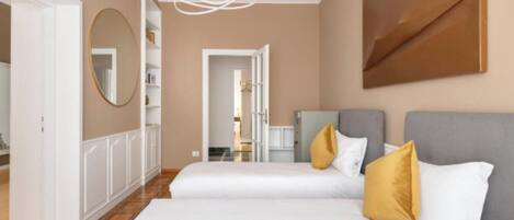 3 bedrooms, in-room safe, desk, iron/ironing board