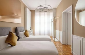 3 slaapkamers, een kluis op de kamer, een bureau