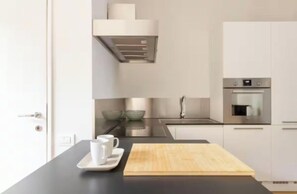 Een koelkast, een magnetron, een oven, een kookplaat