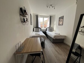 2 chambres, fer et planche à repasser, Wi-Fi, draps fournis