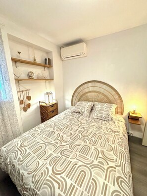 2 makuuhuonetta, tallelokero huoneessa, työpöytä, silitysrauta/-lauta