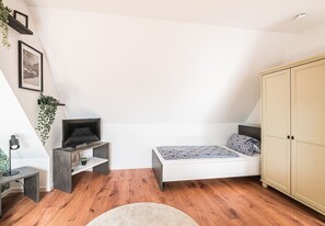 Escritorio, tabla de planchar con plancha, wifi gratis y ropa de cama 