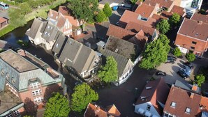 Oversigtsbillede af et boligområde med huse, en kanal og en lille bro.