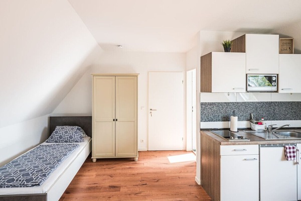 Bett und Kleiderschrank