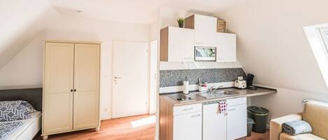 Frigorífico, microondas, placa de cocina y cafetera o tetera