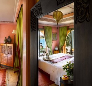 9 chambres, coffres-forts dans les chambres, bureau