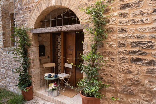 Charming brick and stone loft in a 17th-century chapel in the historic center