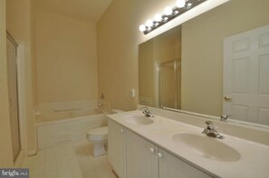 Shower, towels, toilet paper - Convenient 2-bedroom condo in Alexandria (Alexandria)