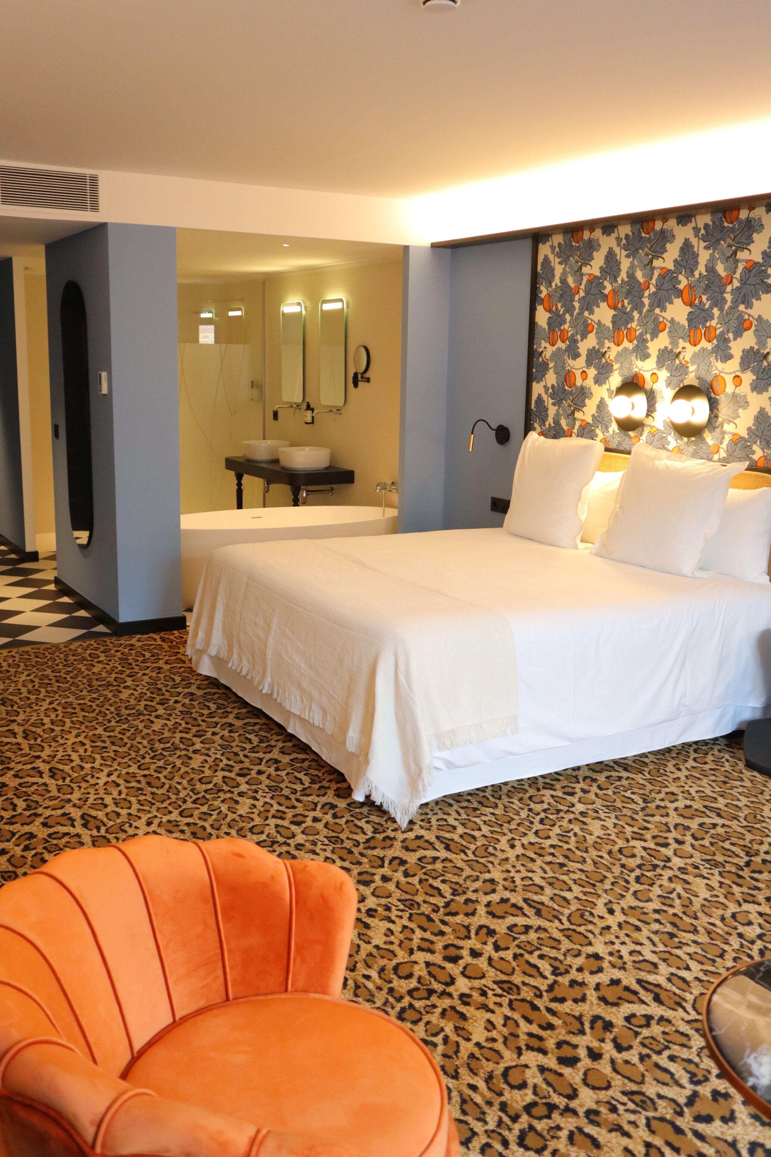 Junior suite | Een kluis op de kamer, een bureau, verduisterende gordijnen