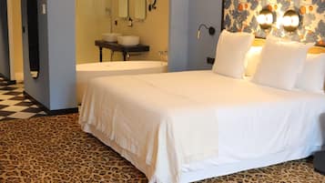 Suite junior | Caja de seguridad en la habitación, escritorio y cortinas blackout