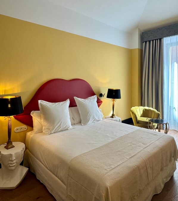 Dobbeltrom – superior, balkong, byutsikt | Safe på rommet, skrivebord, blendingsgardiner og lydisolert