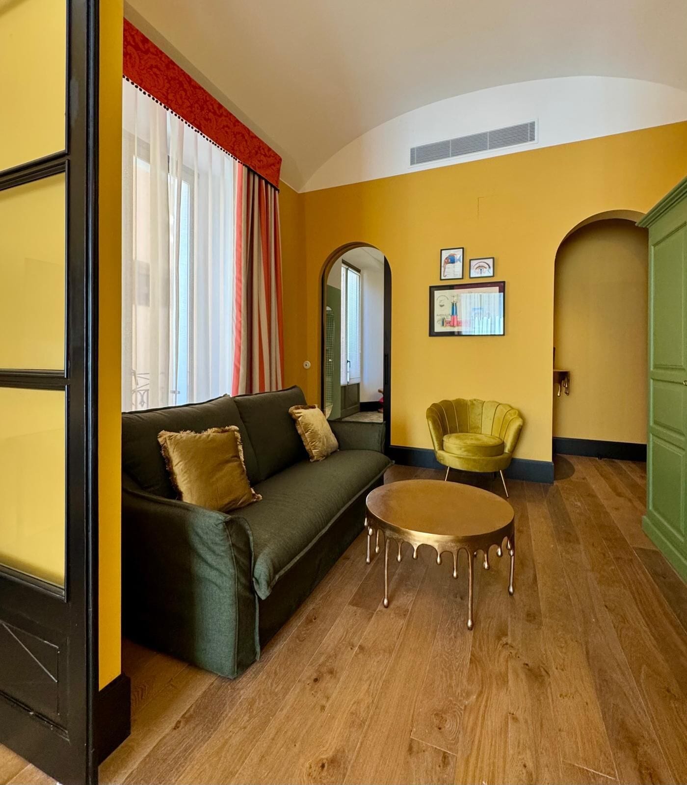 Suite, Balcony, City View | Living area | 42-inch Smart TV with cable channels, printers