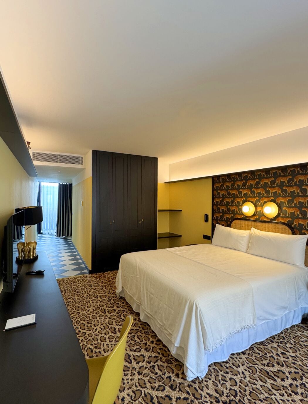 Habitación doble superior, accesible en silla de ruedas, balcón | Caja fuerte, escritorio, cortinas opacas y sistema de insonorización