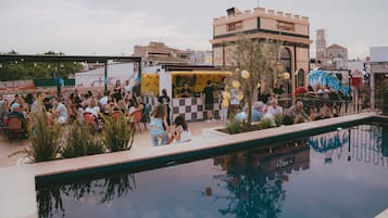 Kauden mukainen ulkouima-allas