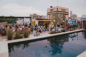 Una piscina al aire libre de temporada