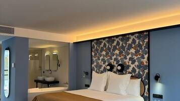 Junior suite | 1 slaapkamer, een kluis op de kamer, een bureau