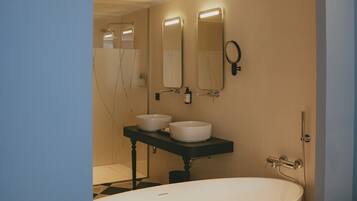 Junior Suite | Bathroom | Hair dryer, towels, soap, shampoo