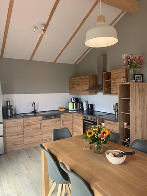 Kjøleskap, mikrobølgeovn, ovn og oppvaskmaskin