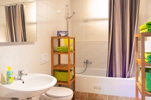 Haartrockner, Handtücher, Toilettenpapier