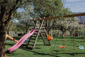 Children's area - Vacation apartment with wonderful alpine panorama and spacious balcony (Rohrdorf)