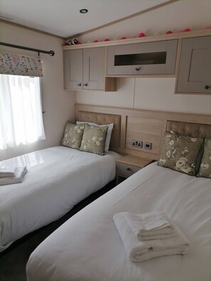 2 bedrooms, travel crib, free WiFi, bed sheets