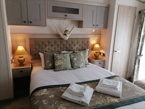 2 bedrooms, travel crib, free WiFi, bed sheets