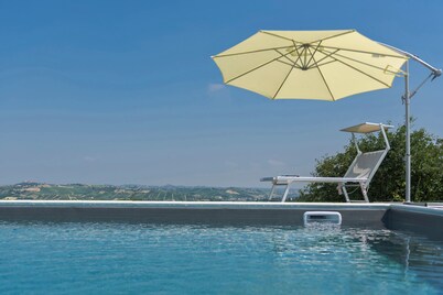 Villa Zeta- design villa with private pool overlooking the UNESCO hills