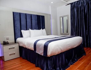 Escritorio, espacio para trabajar con laptop y wifi gratis