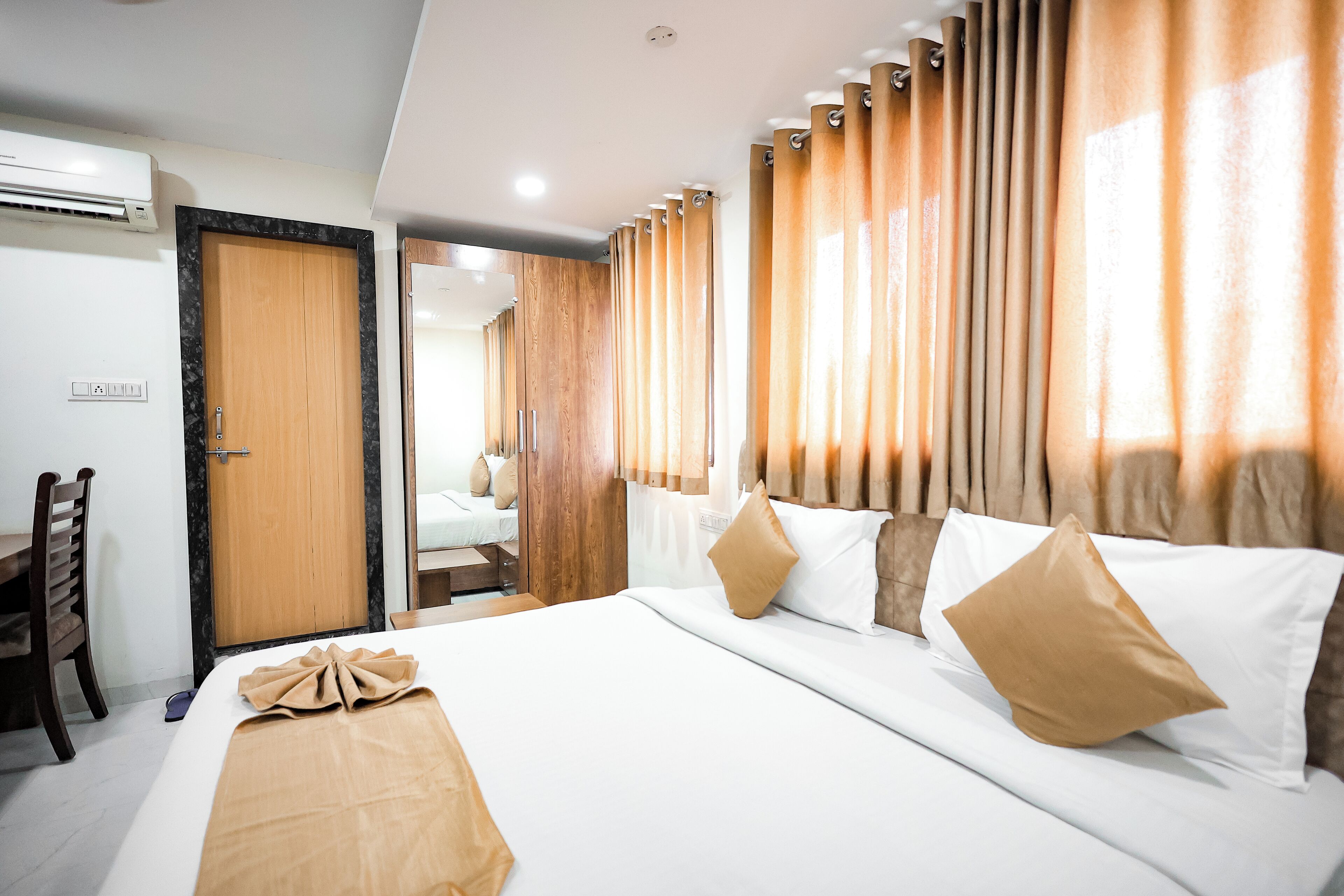 Deluxe Room | Desk, laptop workspace, free WiFi, bed sheets