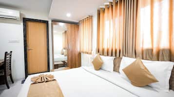 Quarto luxo | Escrivaninha, espaço de trabalho para notebook, Wi-Fi de cortesia