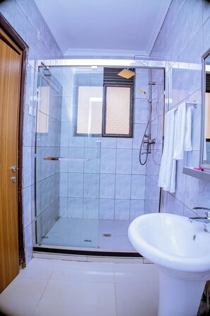 Tvåbäddsrum för familj | Badrum | Dusch, gratis toalettartiklar, hårtork och tofflor