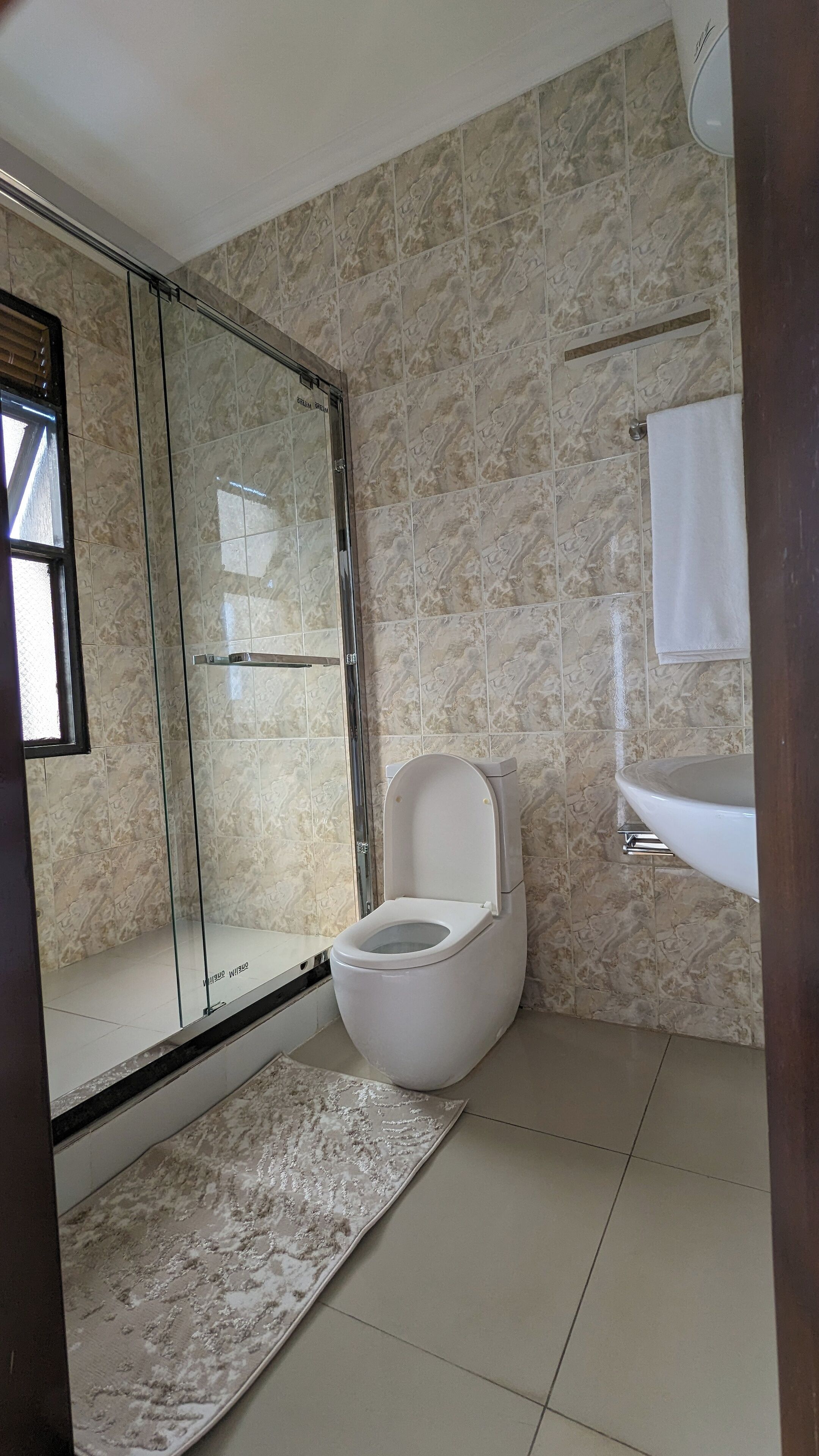 Superior Room | Bathroom | Shower, free toiletries, hair dryer, slippers