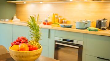 Fridge, oven, stovetop, dishwasher
