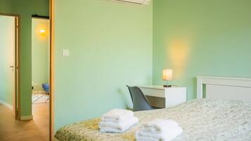 2 bedrooms, iron/ironing board, travel cot, WiFi
