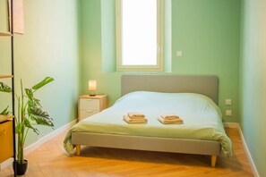 2 bedrooms, iron/ironing board, travel crib, WiFi - Free parking 3 min walk away, Air conditioning, Laundry, Fibre, near Rousset and domaines (Trets)