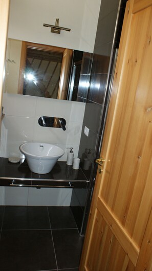 Eco-friendly toiletries, towels, soap, shampoo - Large apartment in a country house with 3 apartments and pool. App.1 (Buscemi)