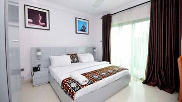 Habitació júnior, balcó, vistes a la platja | Escriptori, espai de treball apte per a portàtils i cortines opaques