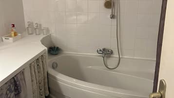 Douche, sĂšche-cheveux, serviettes fournies, savon