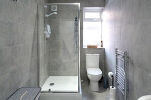 Dusj, hårføner, håndklær og såpe