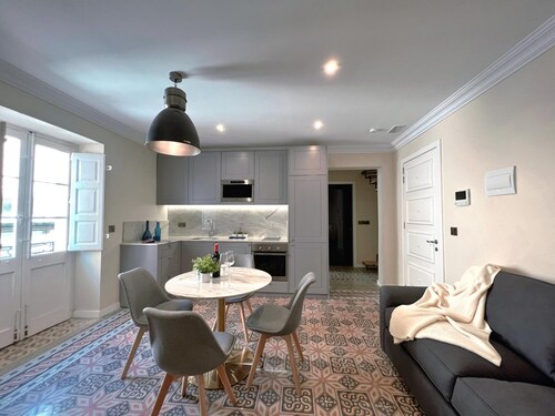 Local Gem Spacious 2BR 2BA Duplex Apartment