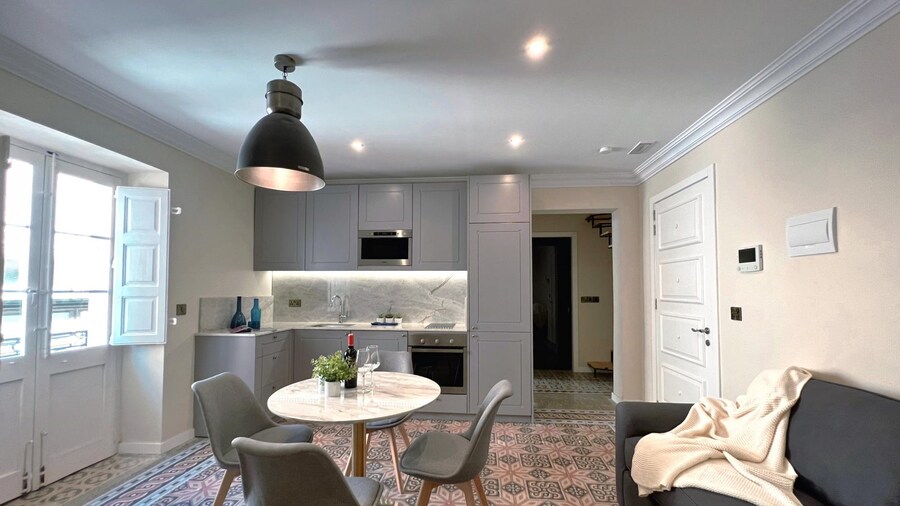Local Gem Spacious 2BR 2BA Duplex Apartment