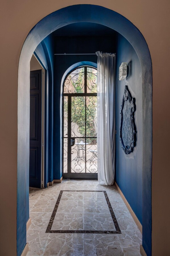 House | 1 bedroom - Exquisite Apartment With Patio (Sliema)