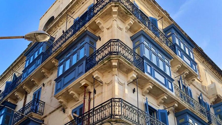 Square and Sea Views - 1 BR With Ensuite