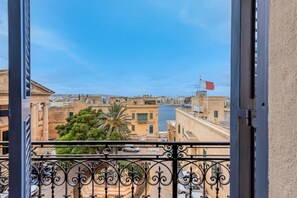 Apartment - Square and Sea Views - 1 BR With Ensuite (Valletta)