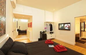 4 chambres, coffres-forts dans les chambres, bureau