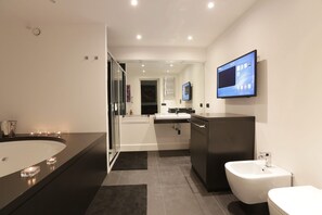 Douche, baignoire à jets, sèche-cheveux, bidet
